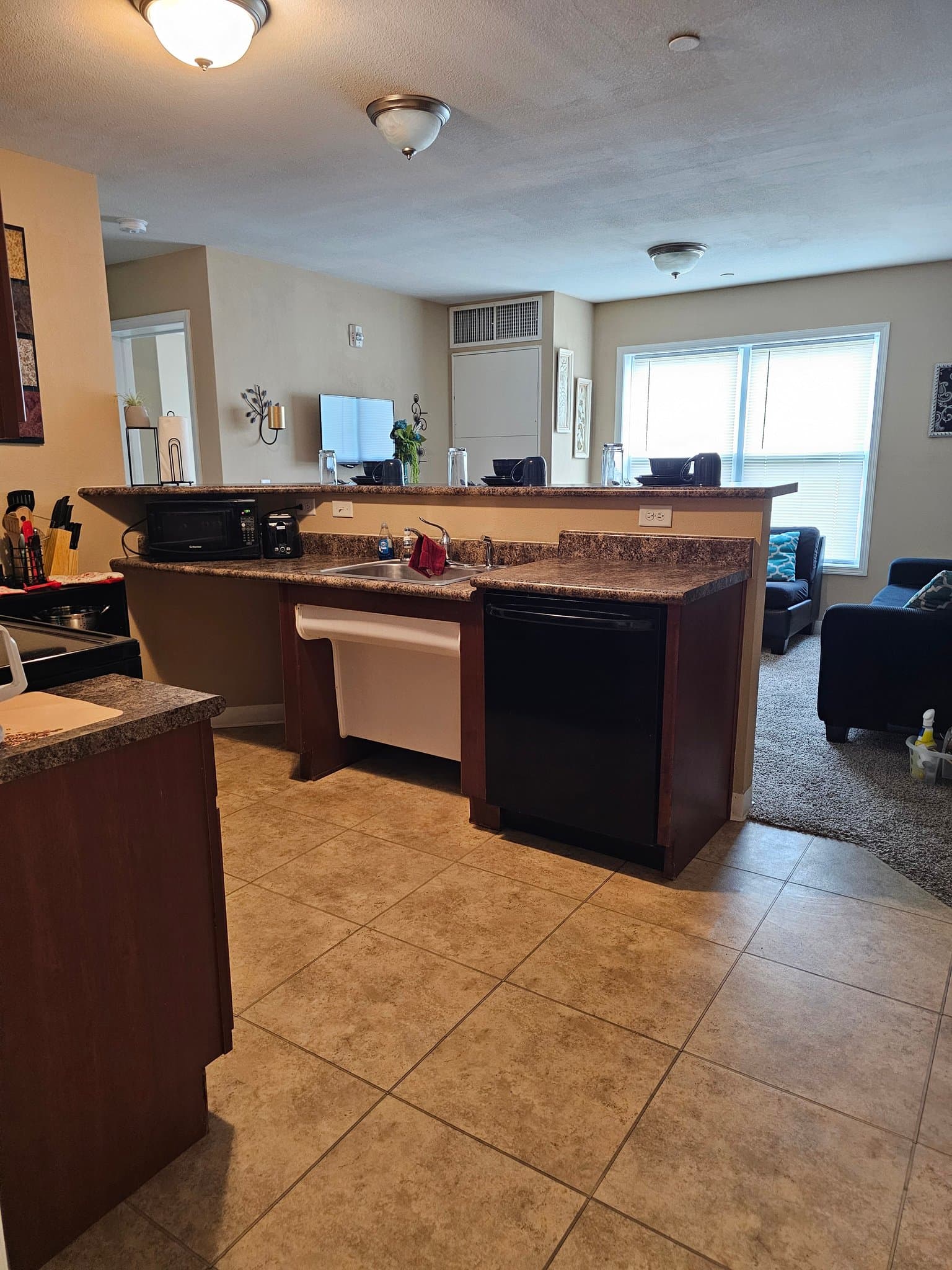 Marshfield Apartment: 2313 W 5th St