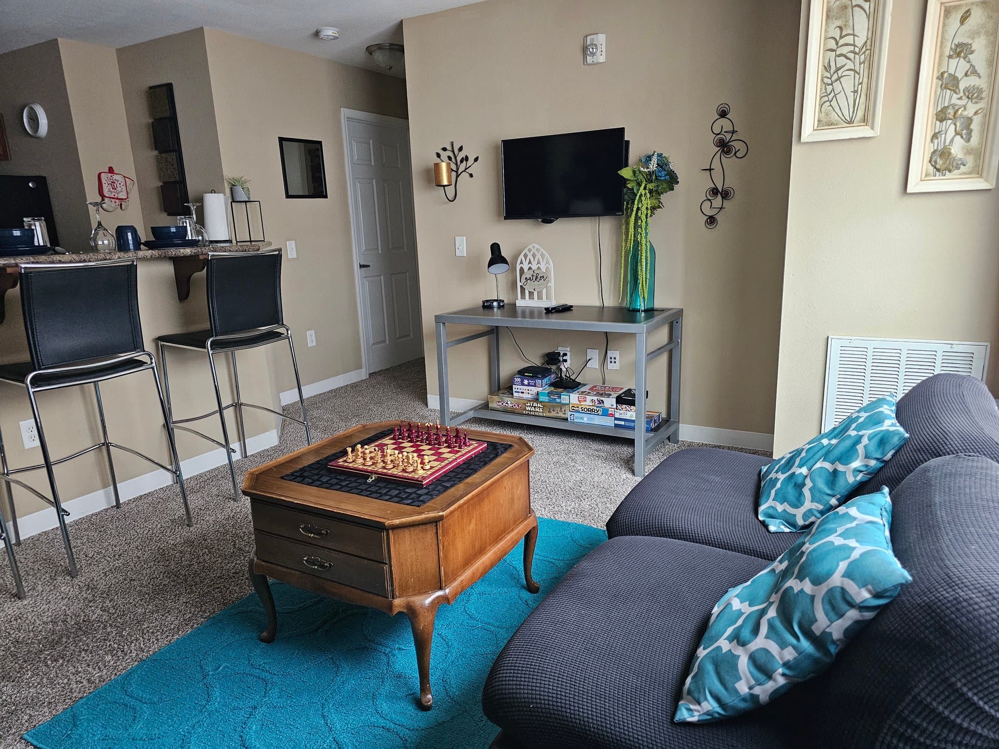 Marshfield Apartment: 2313 W 5th St