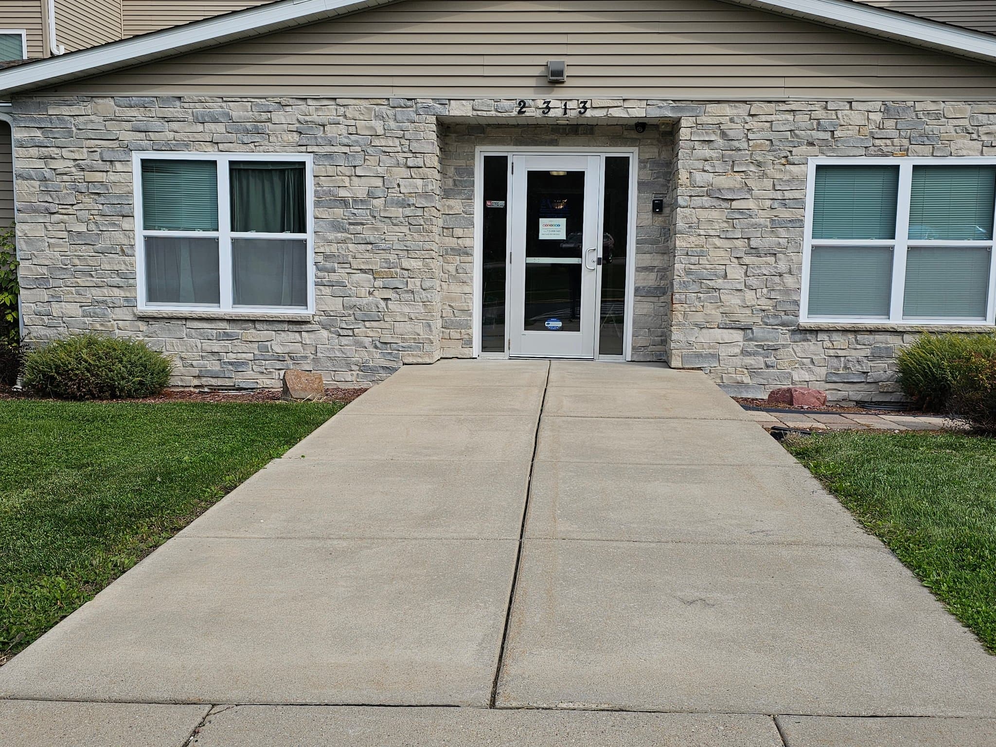 Marshfield Apartment: 2313 W 5th St