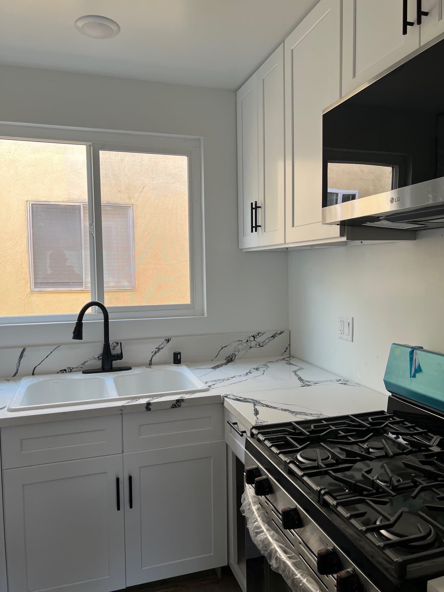 Los Angeles Apartment: 522 N Alexandria Ave