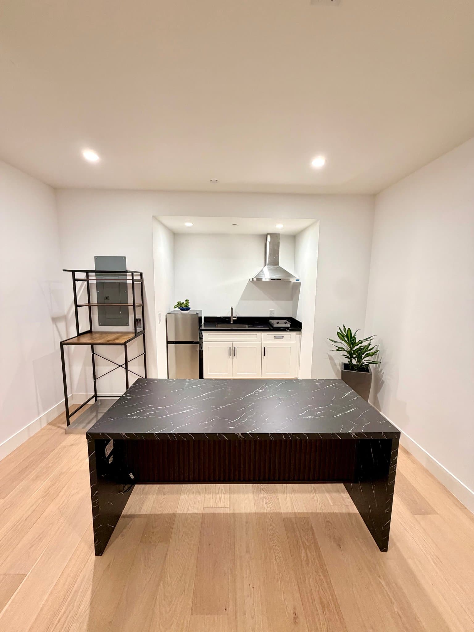 Campbell Single Room: 189 Sunnyside Ave.