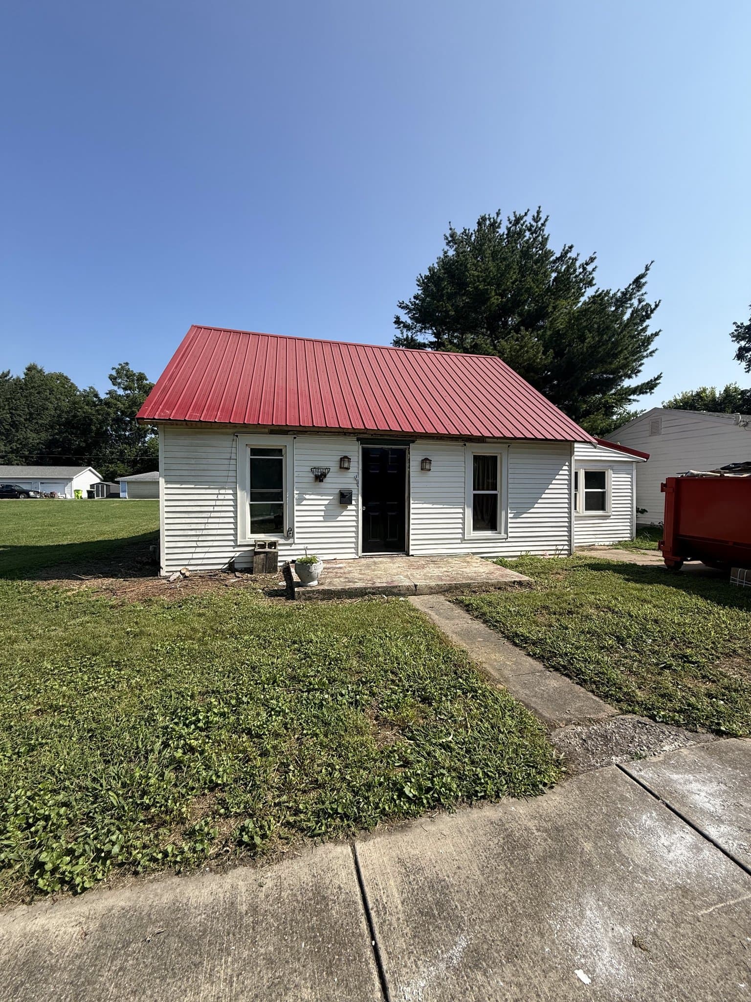 Moweaqua House: 221 E Cherry St