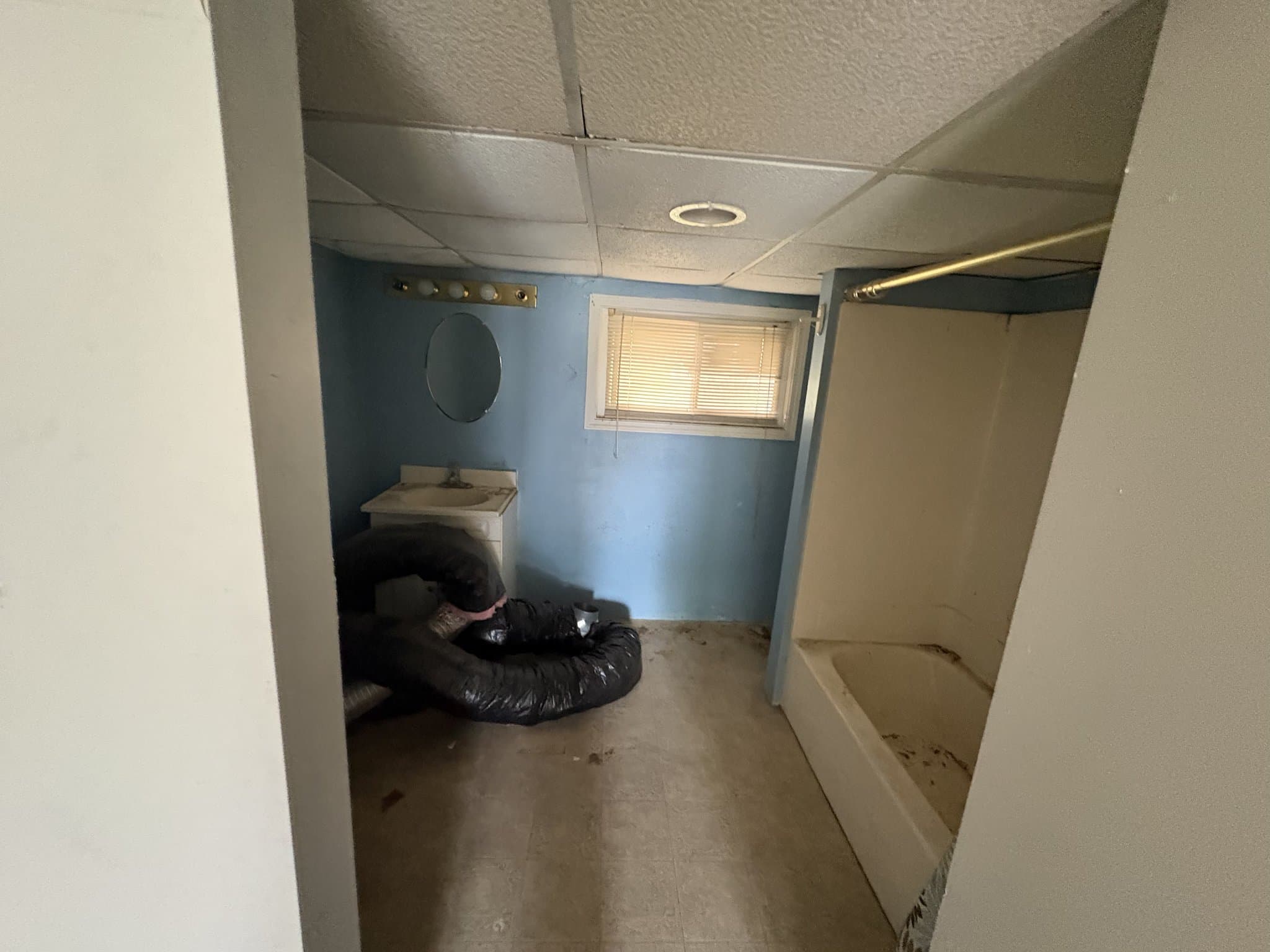 Moweaqua House: 221 E Cherry St