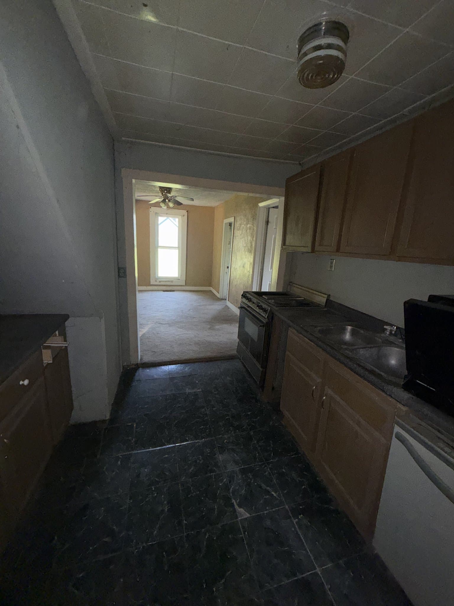 Moweaqua House: 221 E Cherry St