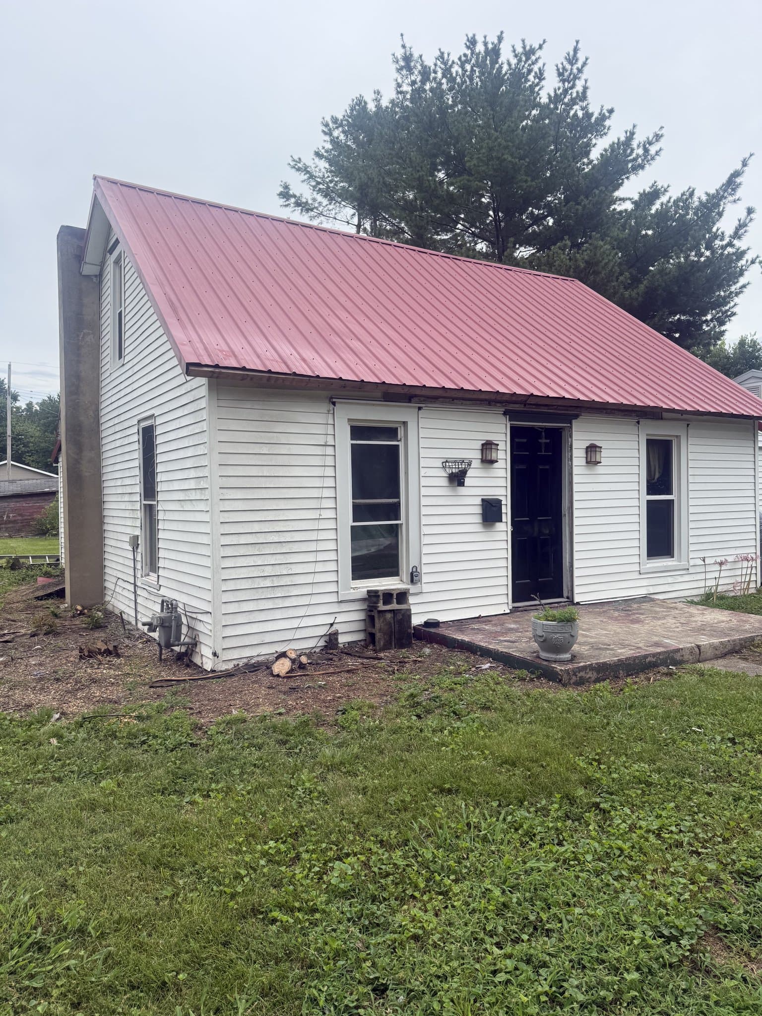 Moweaqua House: 221 E Cherry St