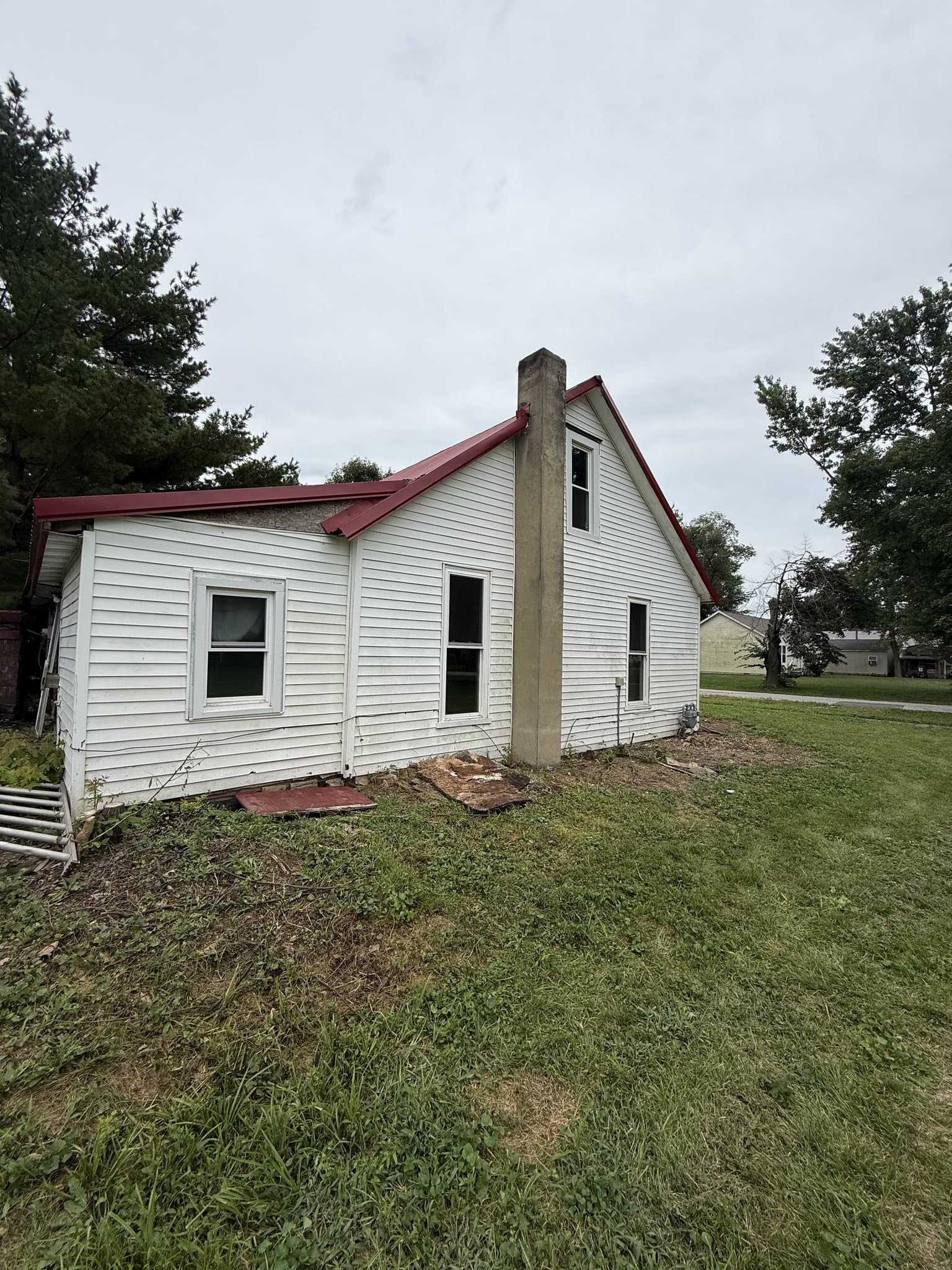 Moweaqua House: 221 E Cherry St