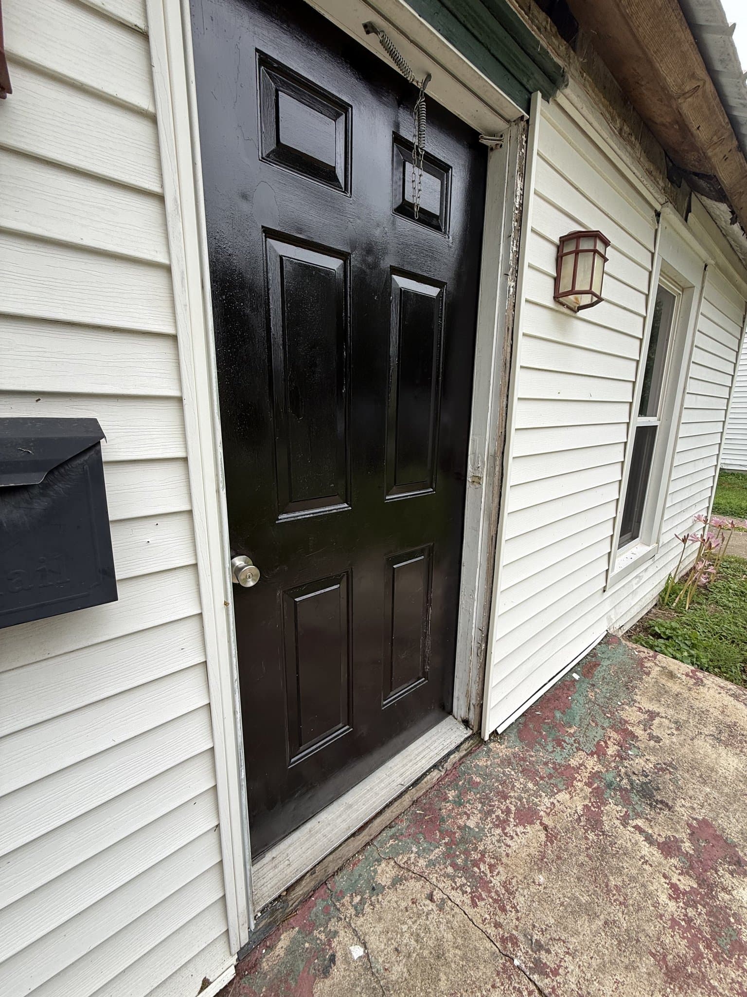 Moweaqua House: 221 E Cherry St