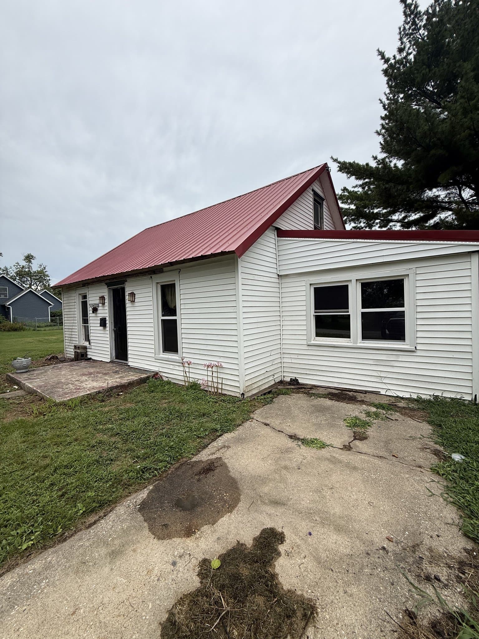 Moweaqua House: 221 E Cherry St