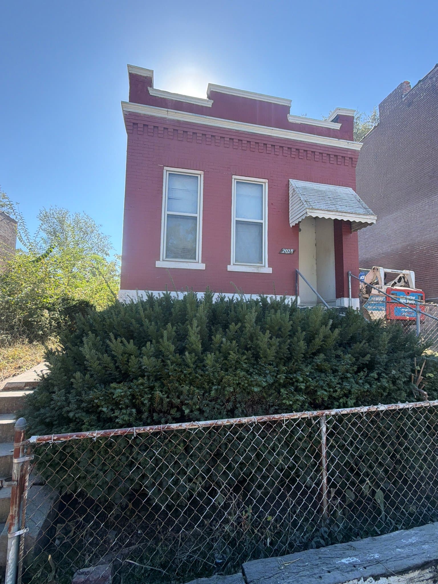 St. Louis House: 2028 E Prairie Ave