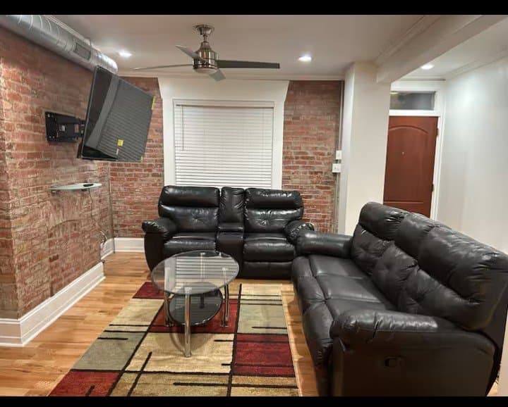 Pittsburgh House: 512 Junilla