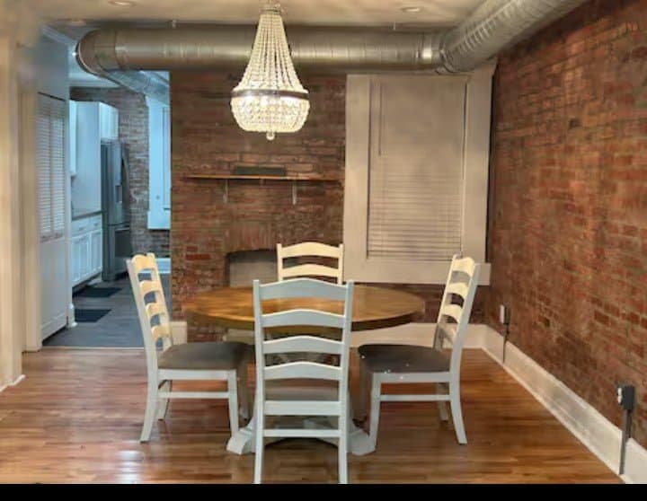 Pittsburgh House: 512 Junilla
