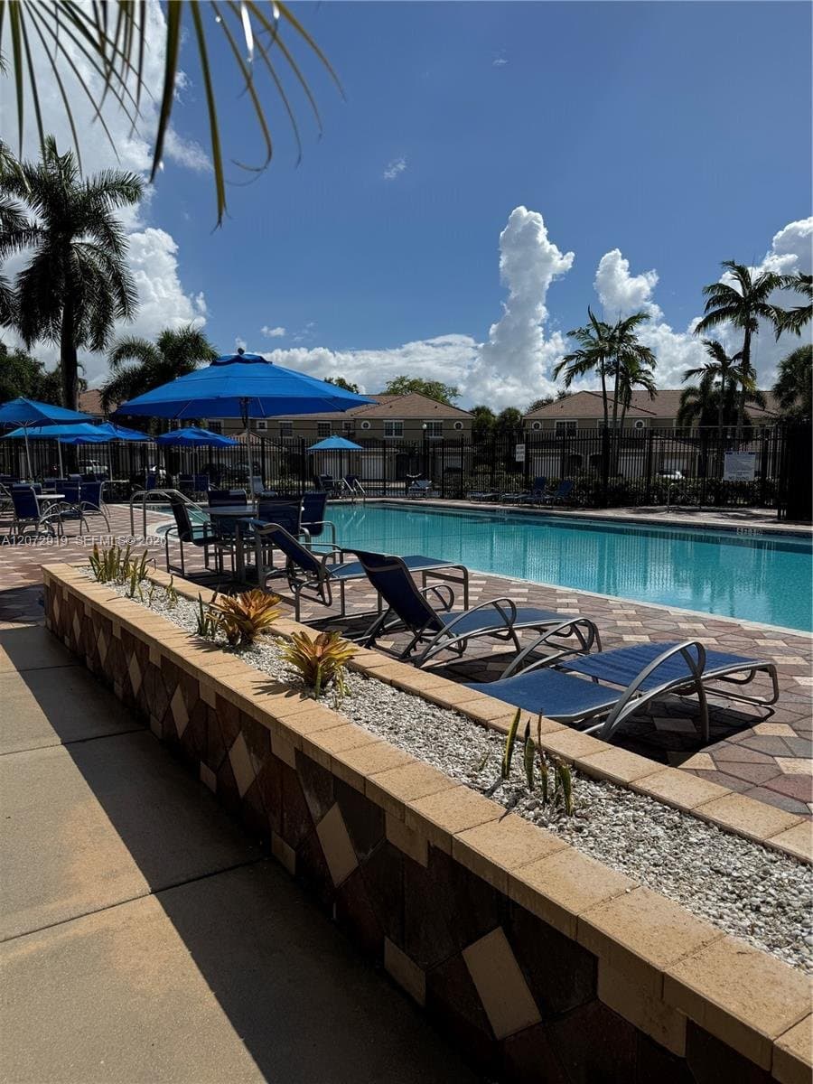 PEMBROKE PINES Townhome: 321 SW 120th Ave # 321