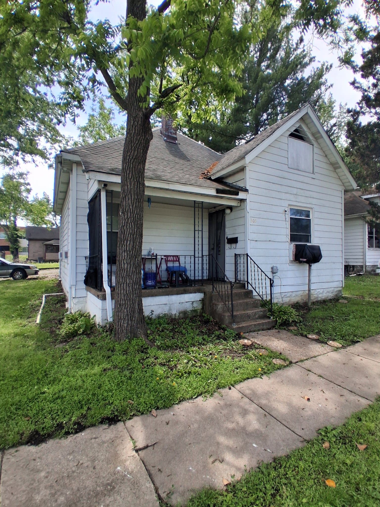 Carbondale House: 303 W Sycamore St