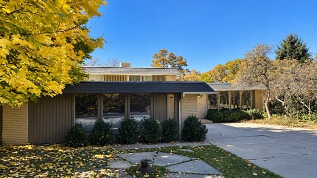 Alpine House: 1000 E Oak Hill Dr