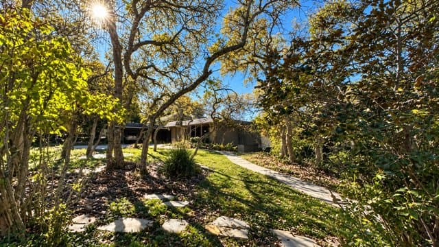 Alpine House: 1000 E Oak Hill Dr