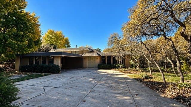 Alpine House: 1000 E Oak Hill Dr