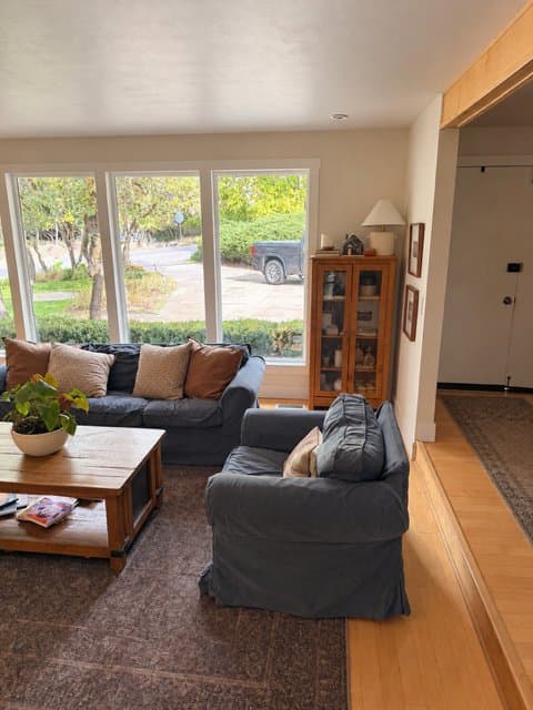 Alpine House: 1000 E Oak Hill Dr
