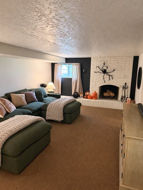 Alpine House: 1000 E Oak Hill Dr