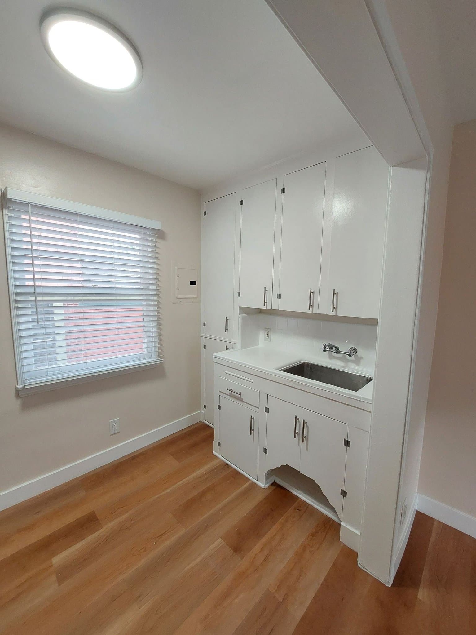 Venice Apartment: 41 Thornton Ave