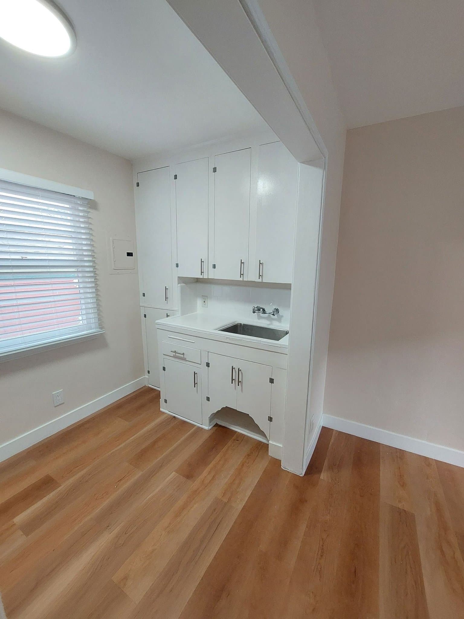 Venice Apartment: 41 Thornton Ave