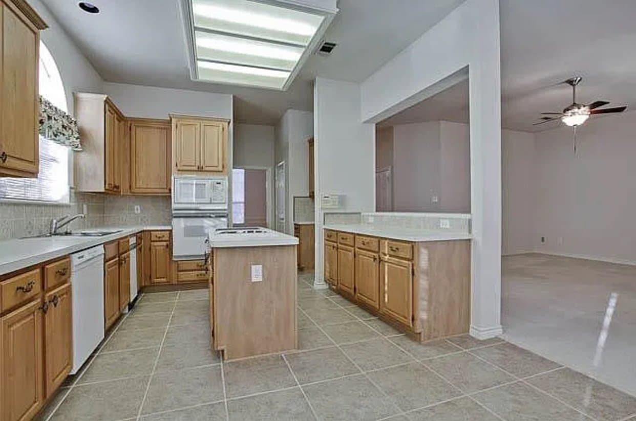 Carrolton House: 3908 Walnut Grove Ln,