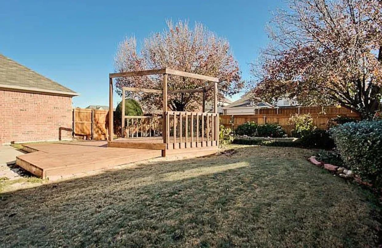 Carrolton House: 3908 Walnut Grove Ln,