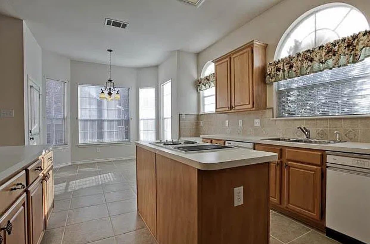 Carrolton House: 3908 Walnut Grove Ln,