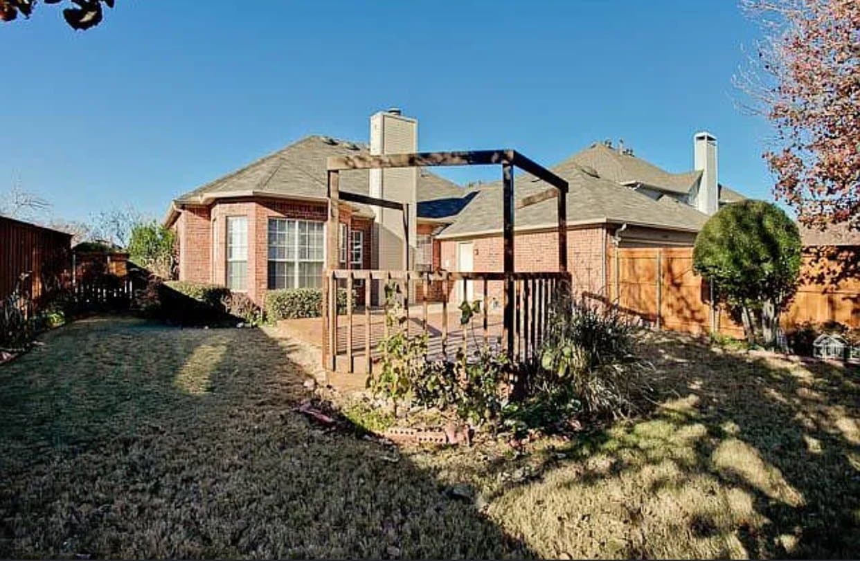 Carrolton House: 3908 Walnut Grove Ln,