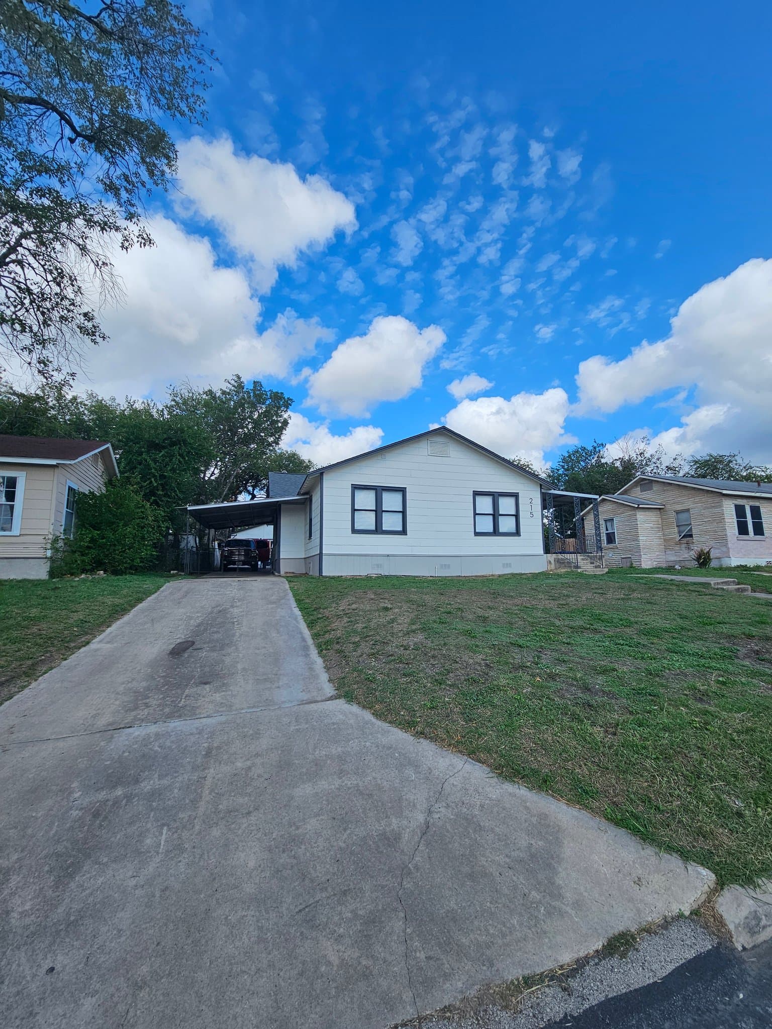 San Antonio House: 215 Lyric St