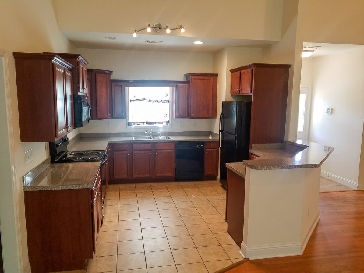 Milledgeville House: 244 Stoneridge Dr NW