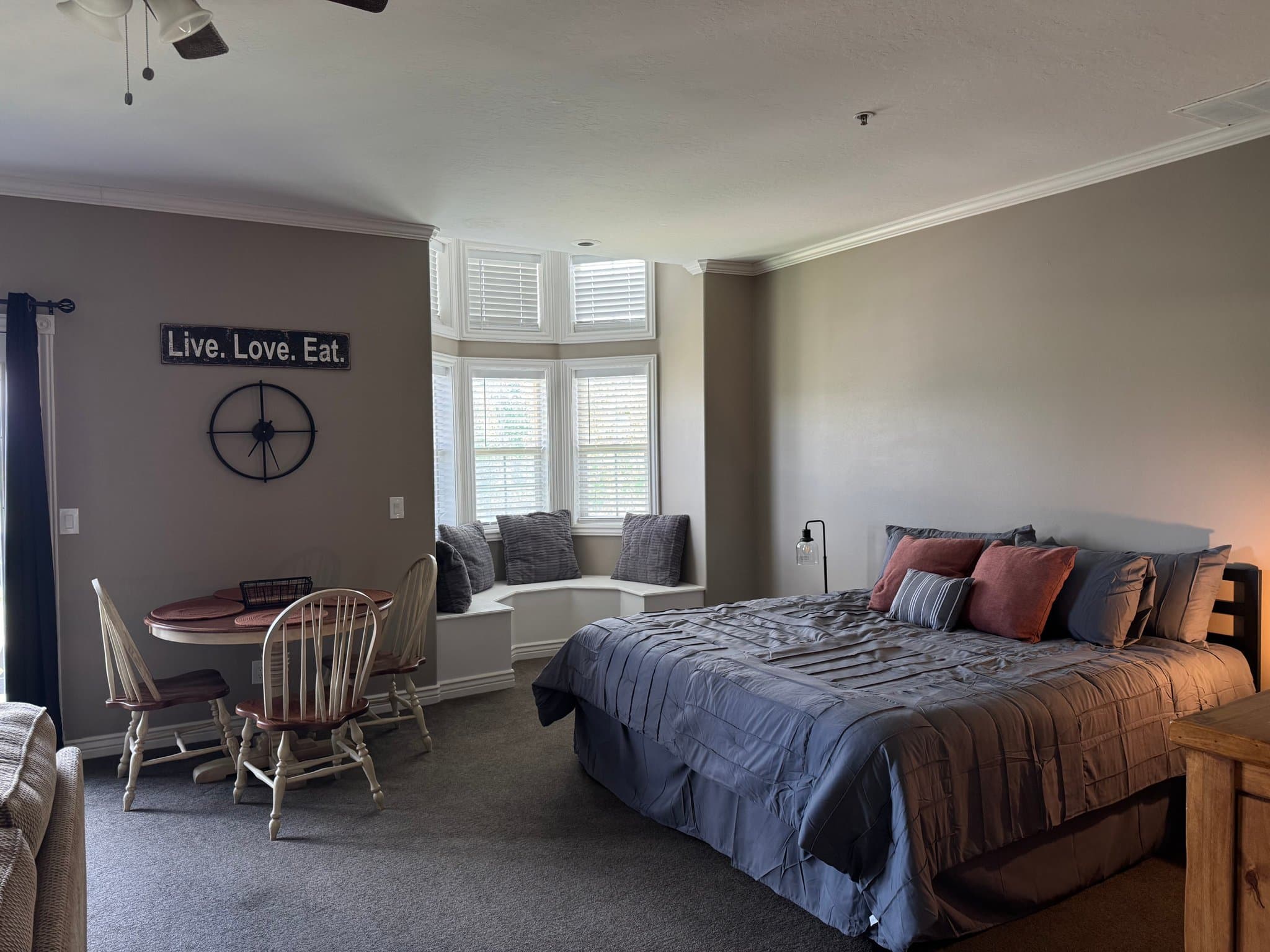 Midway Single Room: 350 Fairway Dr