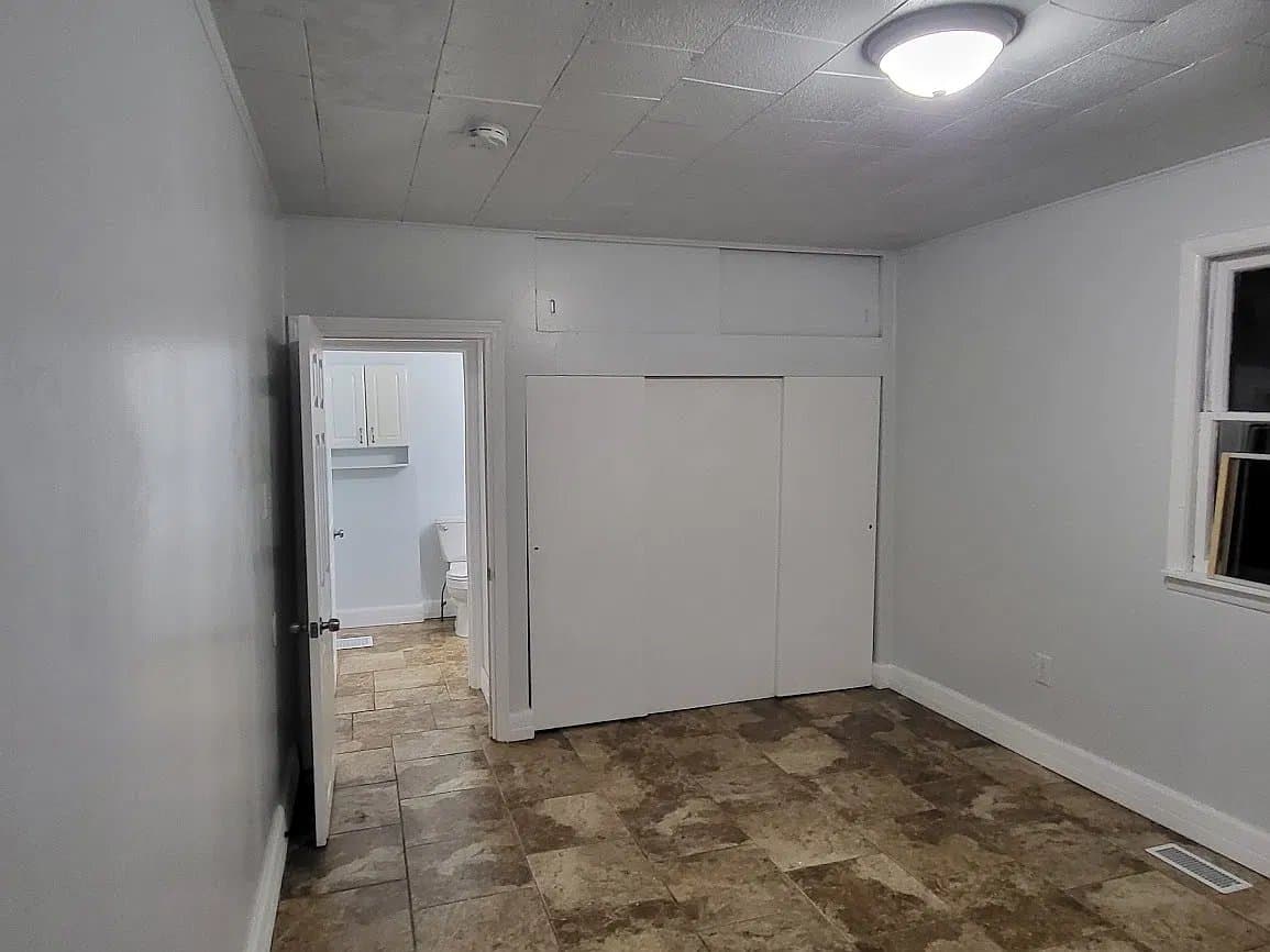 Sioux City House: 721 W 4th St