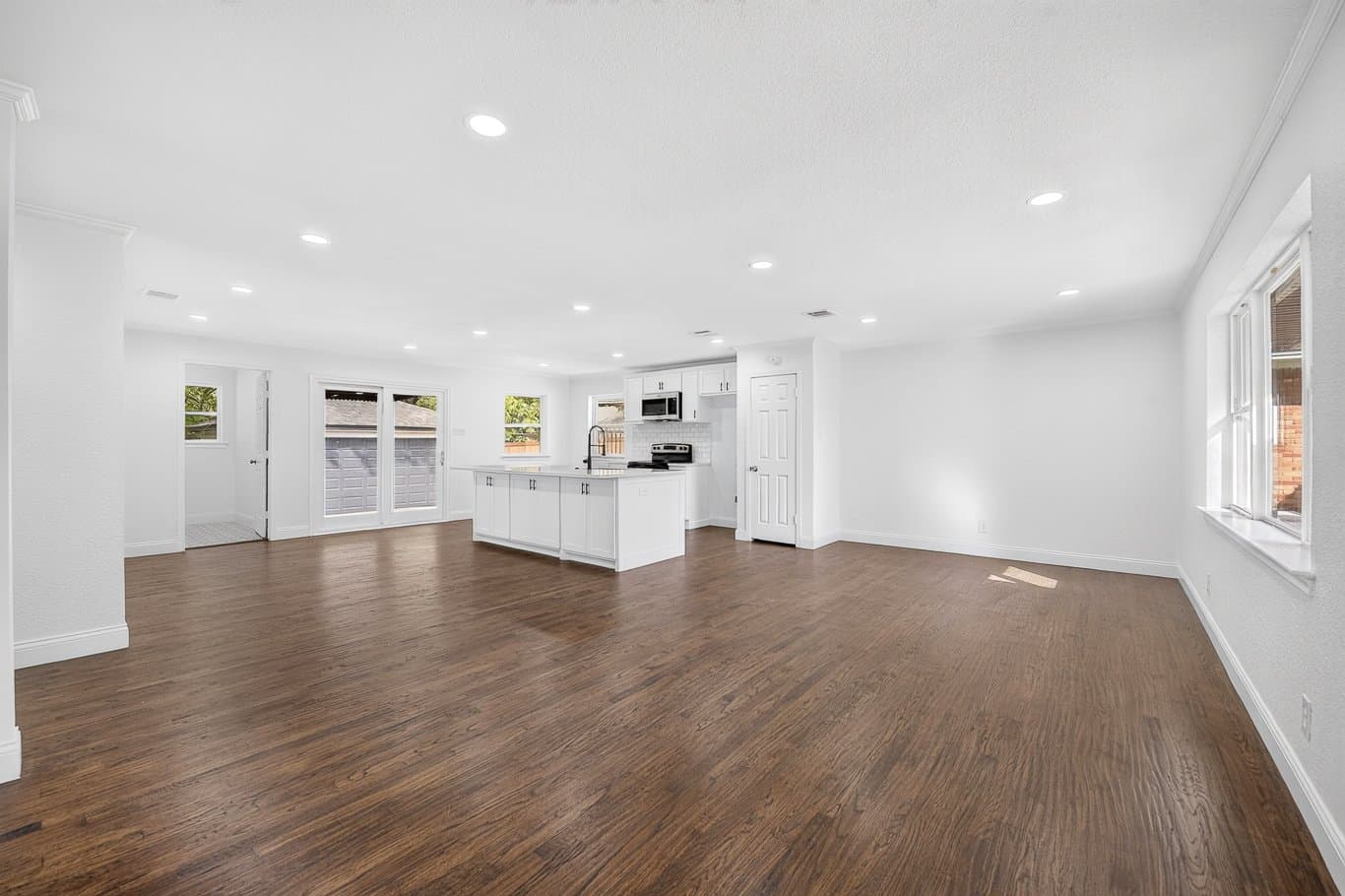 Dallas House: 2212 Larry Drive