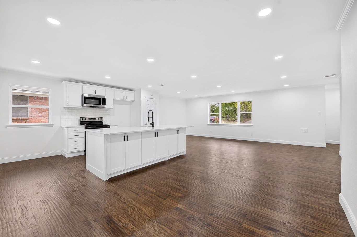 Dallas House: 2212 Larry Drive