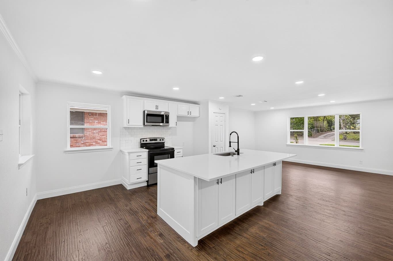 Dallas House: 2212 Larry Drive