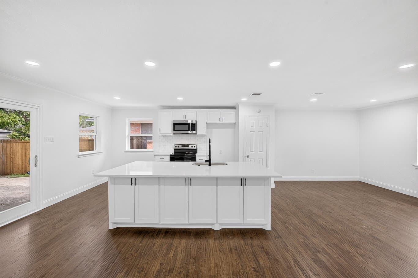 Dallas House: 2212 Larry Drive
