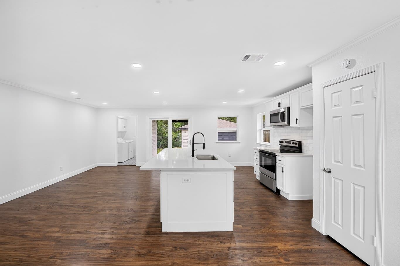 Dallas House: 2212 Larry Drive