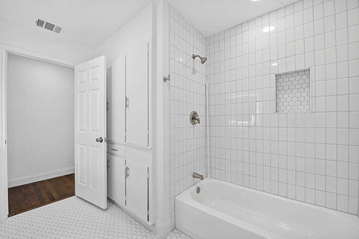 Dallas House: 2212 Larry Drive