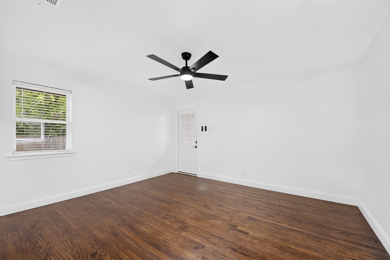 Dallas House: 2212 Larry Drive