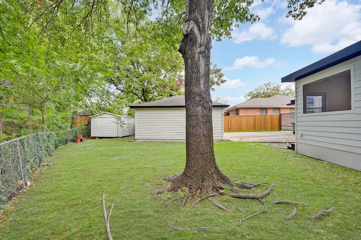 Dallas House: 2212 Larry Drive
