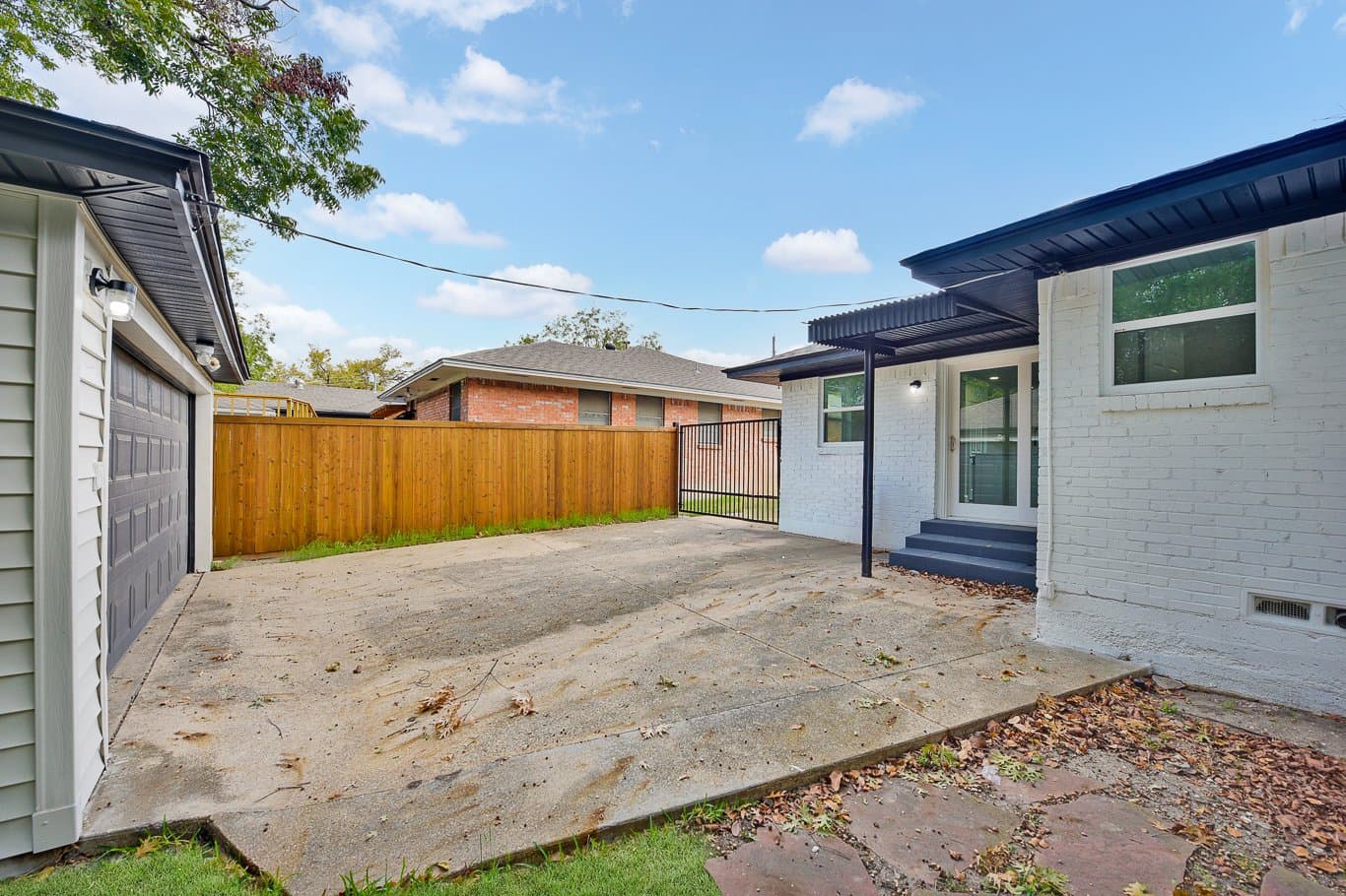 Dallas House: 2212 Larry Drive