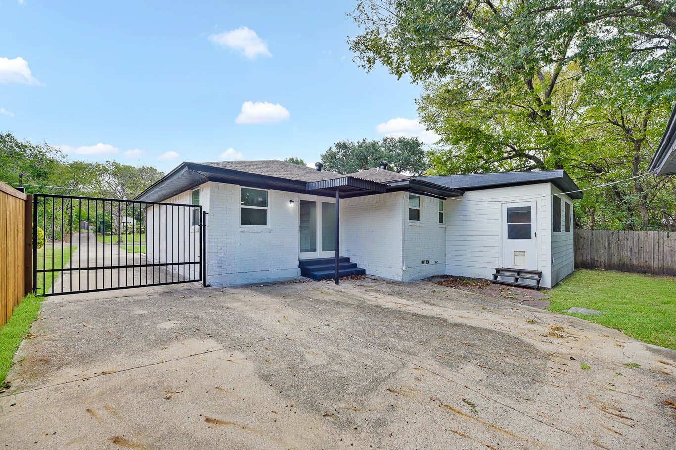 Dallas House: 2212 Larry Drive