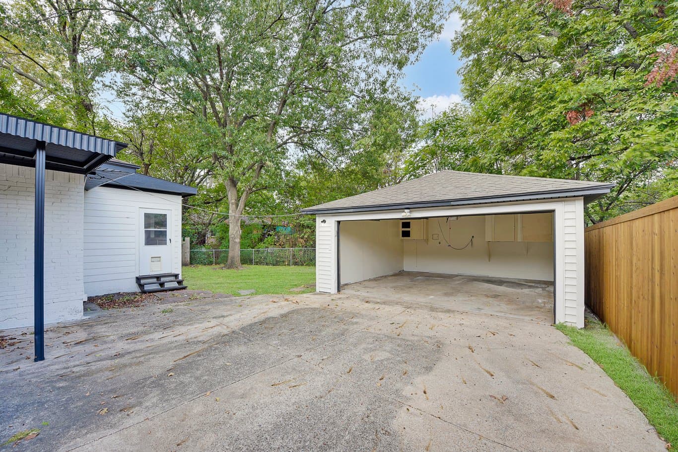Dallas House: 2212 Larry Drive