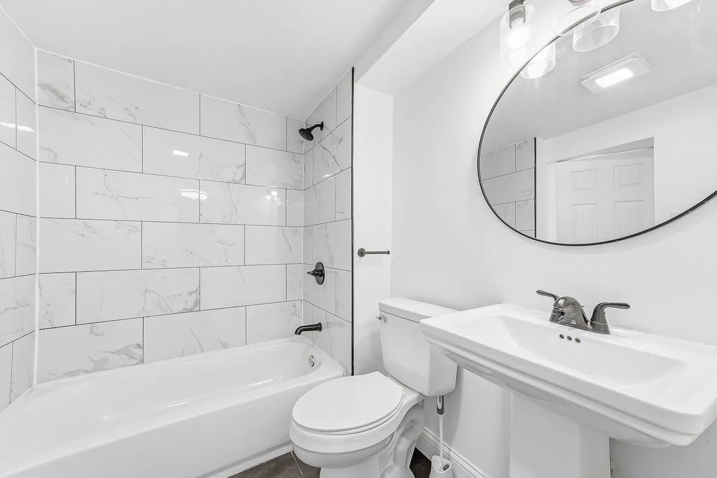 Warrenton House: 216 E Walton St