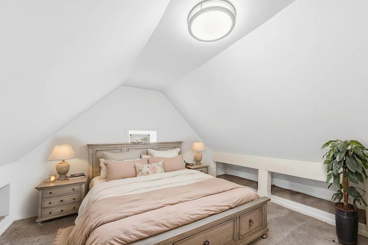 Warrenton House: 216 E Walton St