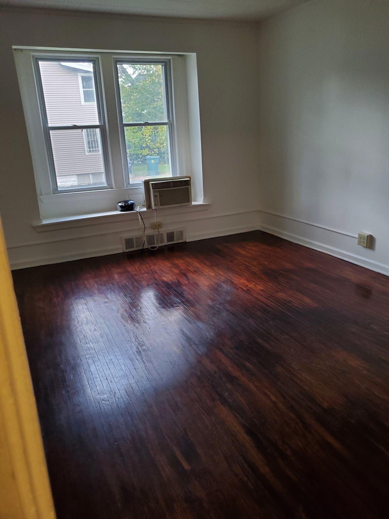 Rochester House: 90 Hollenbeck St