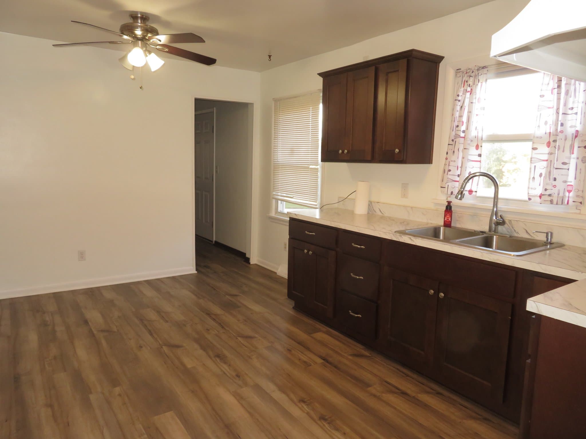 Akron House: 1615 Hyde Park Ave