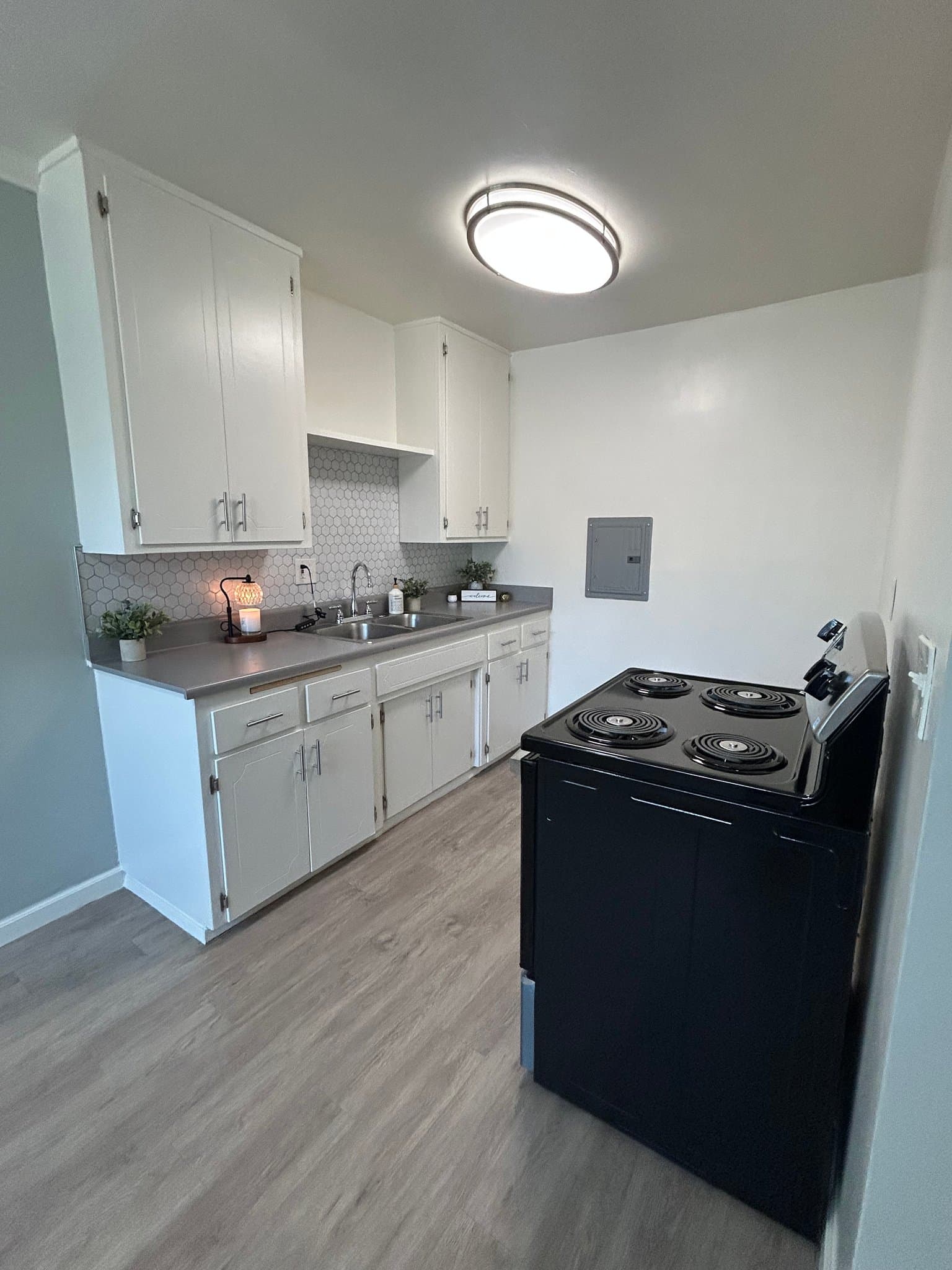 Canoga Park Apartment: 8820 Topanga Canyon Blvd Apt 9