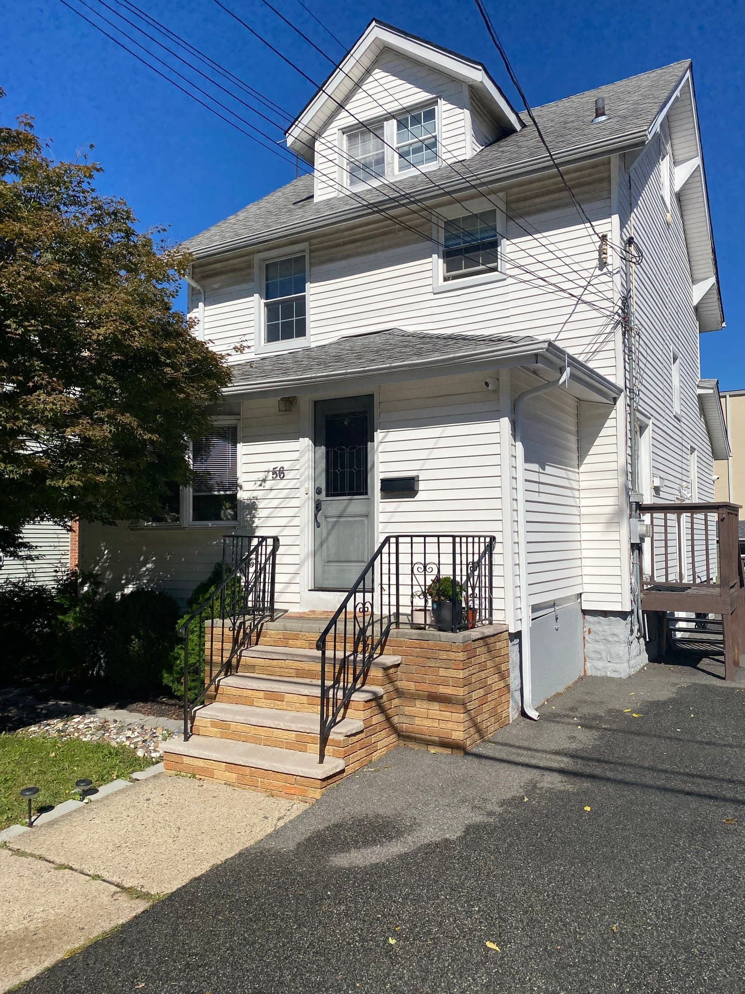 Dumont House: 56 Dumont Ave