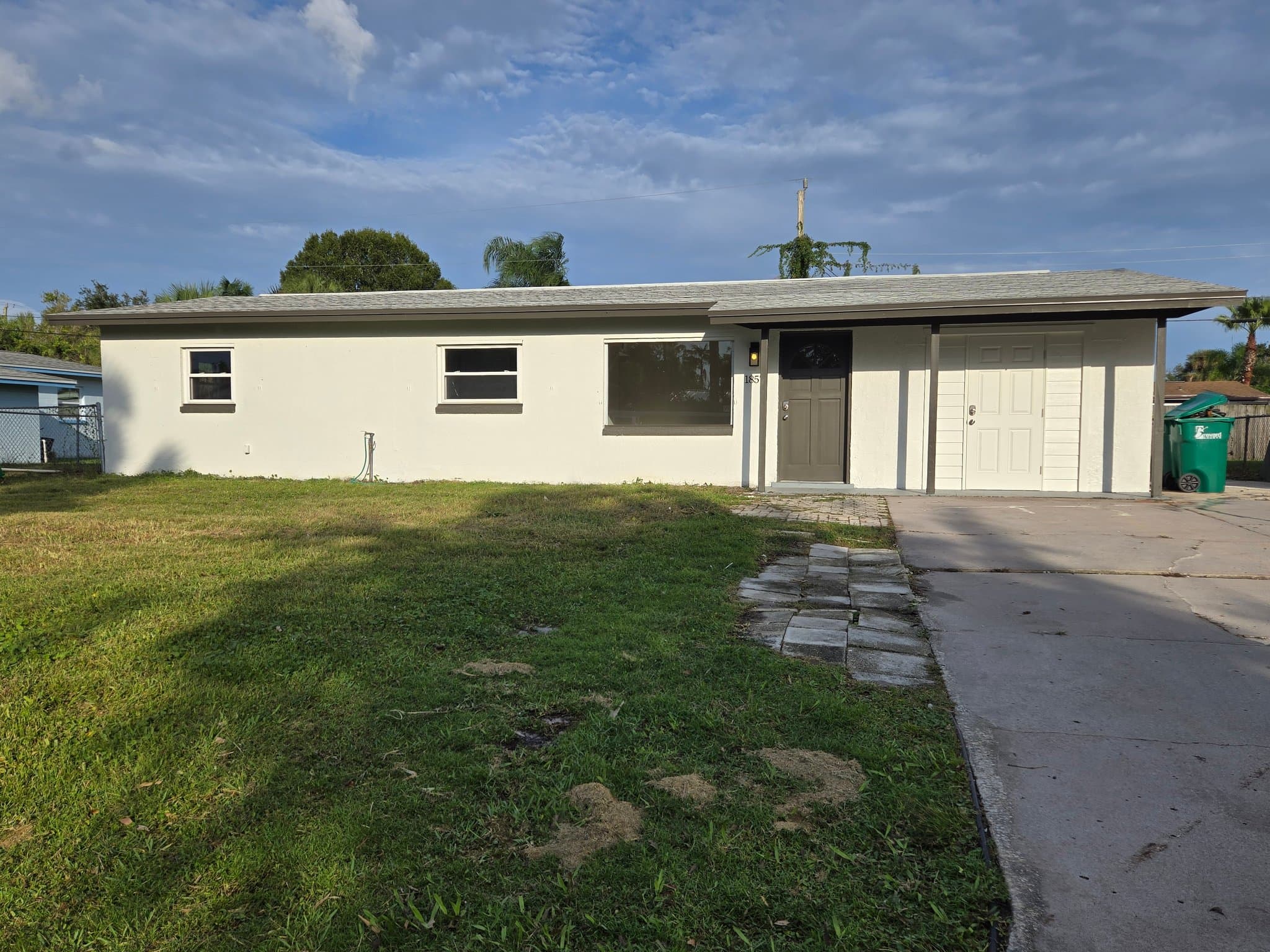 Melbourne House: 1857 Glenwood Dr